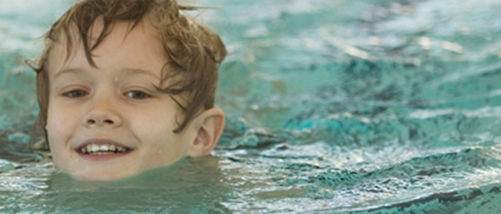 Un niño sonriendo en el agua