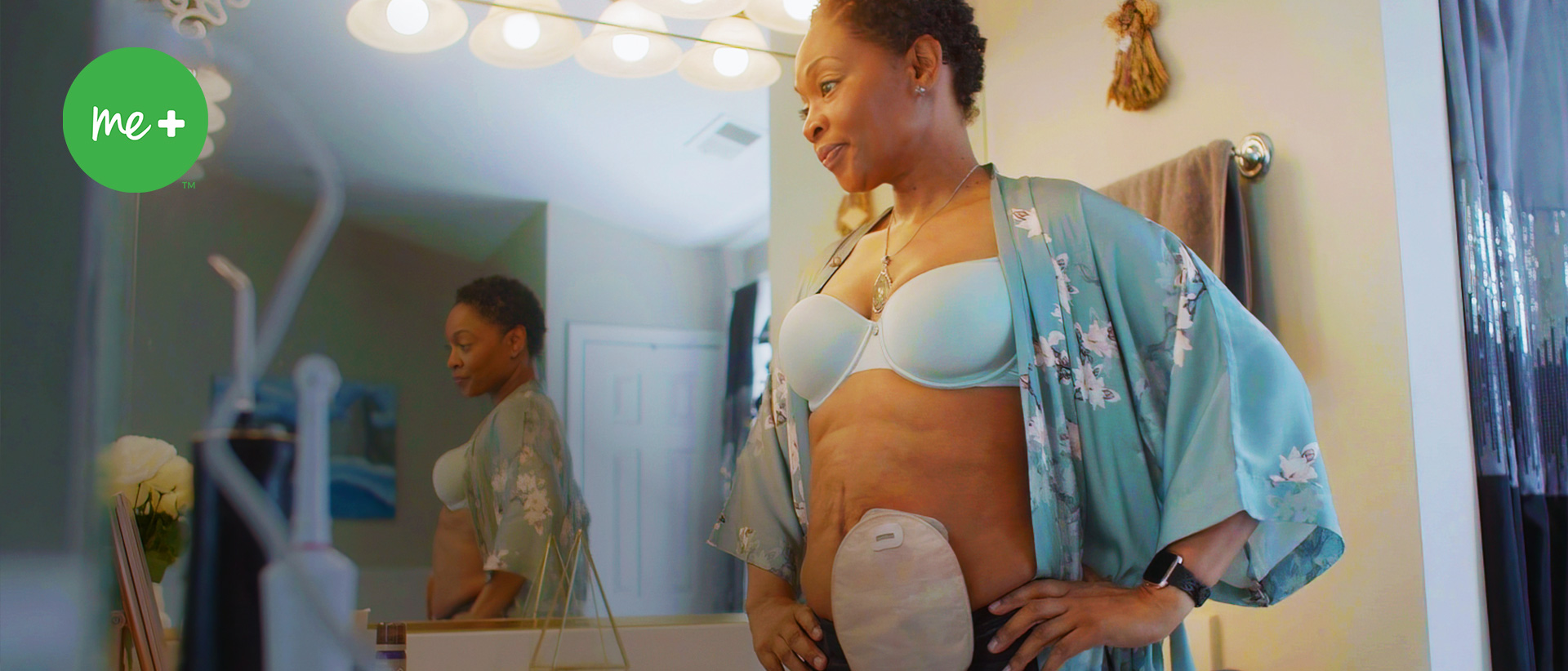 une personne en chemise bleue