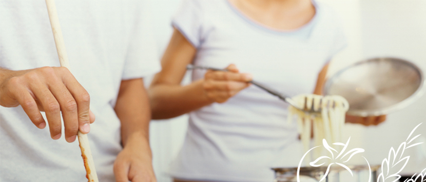 En person som spelar trummor