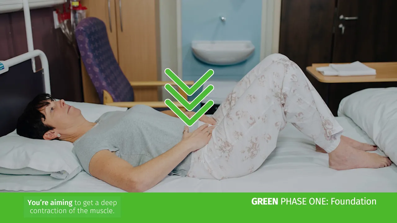 en person som ligger i en sjukhussäng