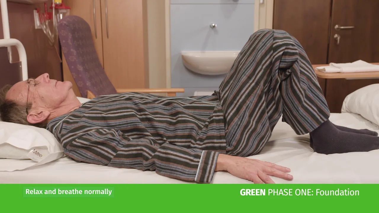 en person som ligger på en säng