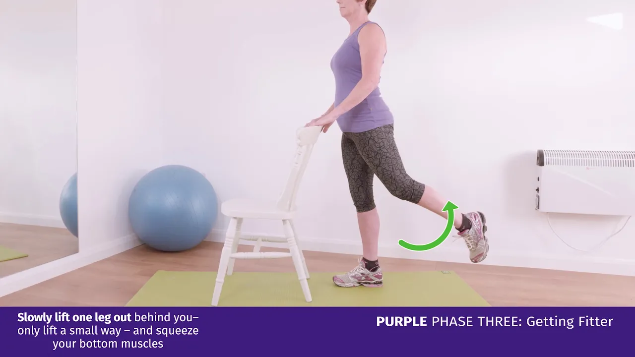 una persona que hace ejercicio con una pelota