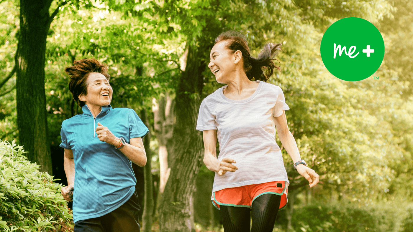 Un par de mujeres jugando al frisbee en el bosque