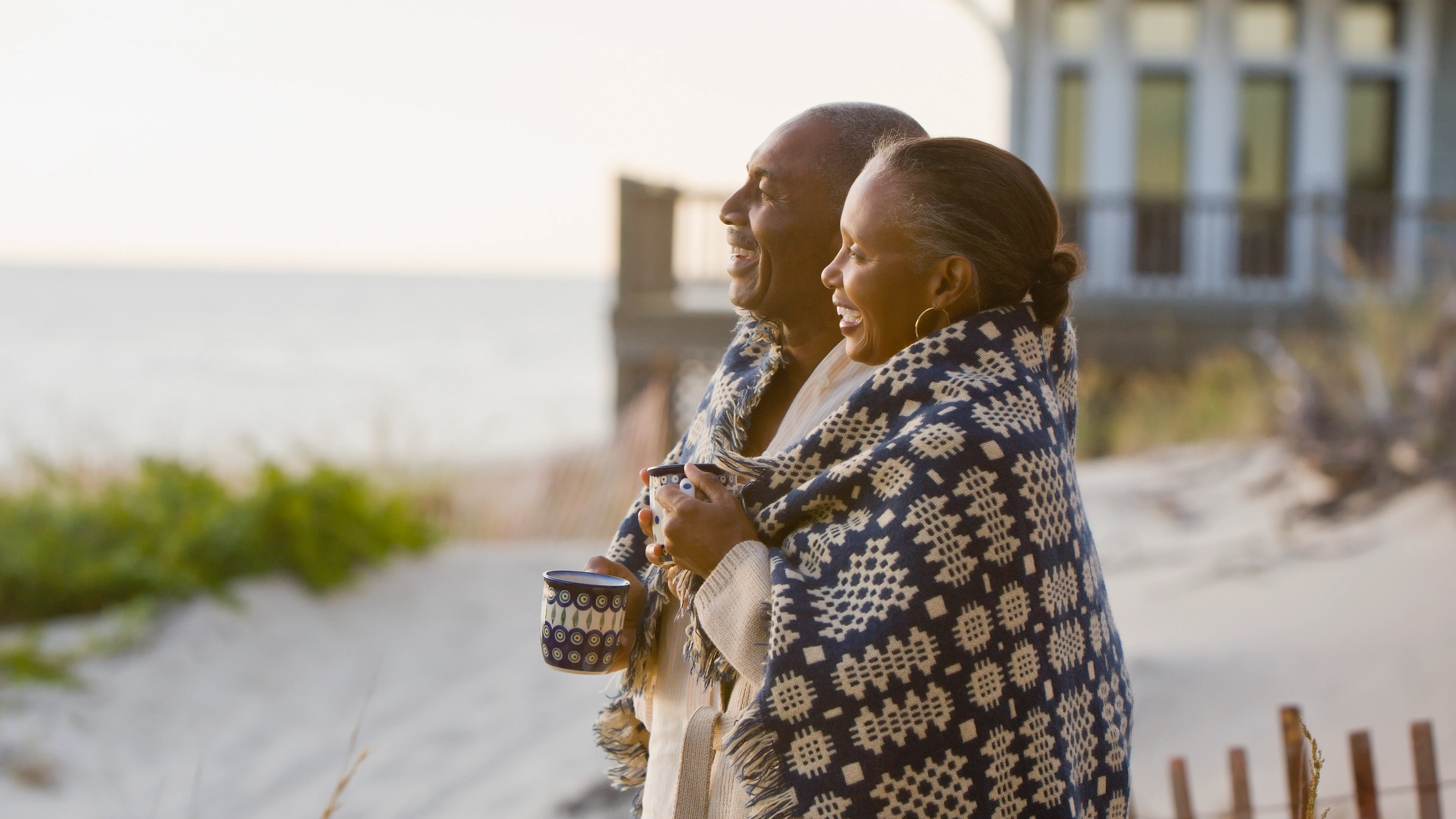 un hombre y una mujer besándose