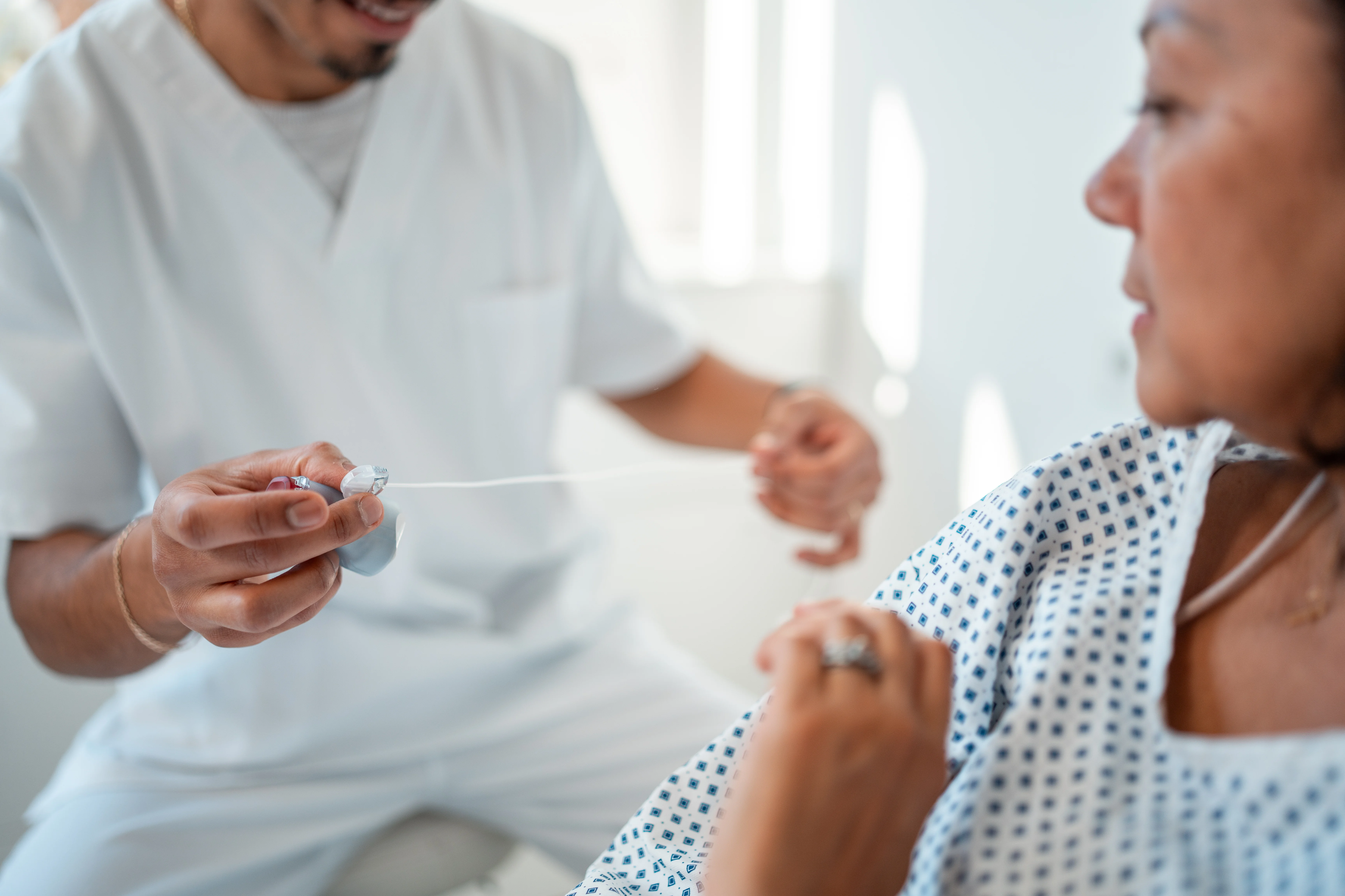 患者の血圧をチェックする医師