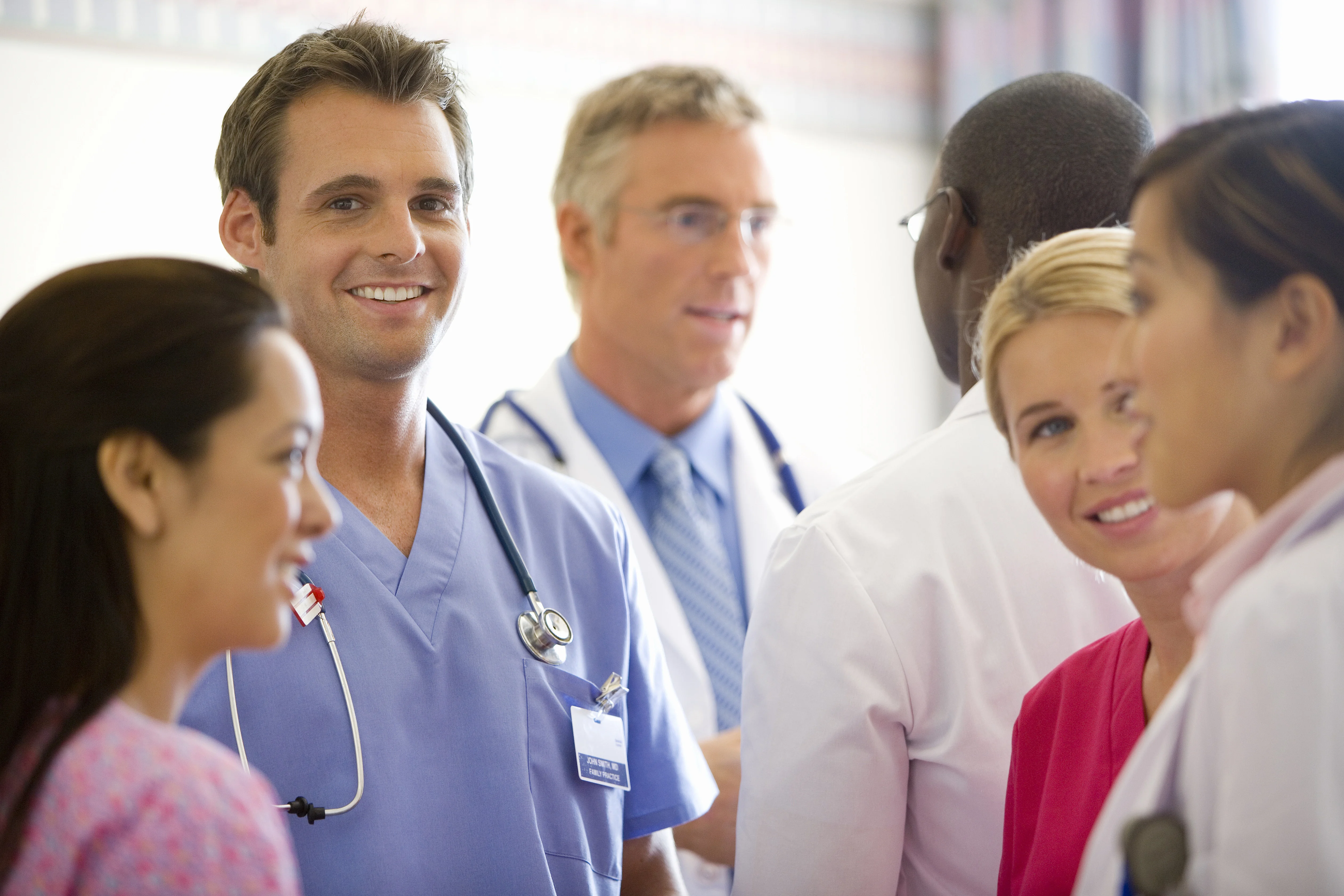 Un grupo de personas en una discusión