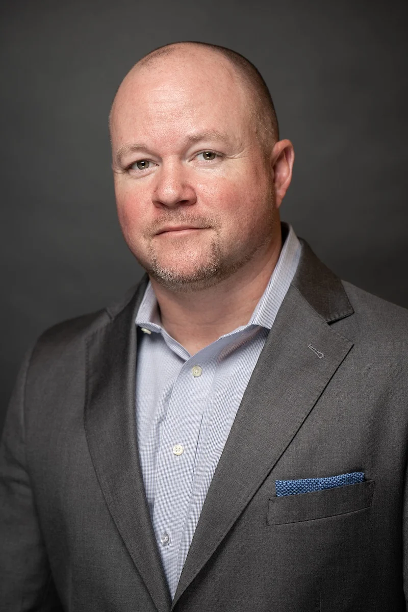 un uomo in giacca e cravatta