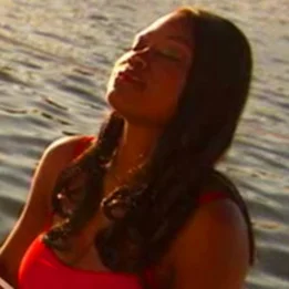 빨간 셔츠와 빨간 셔츠를 입은 사람 뒤에 수역이 있는 사람