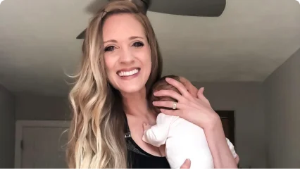 Ellerini bir arada tutan bir kadın