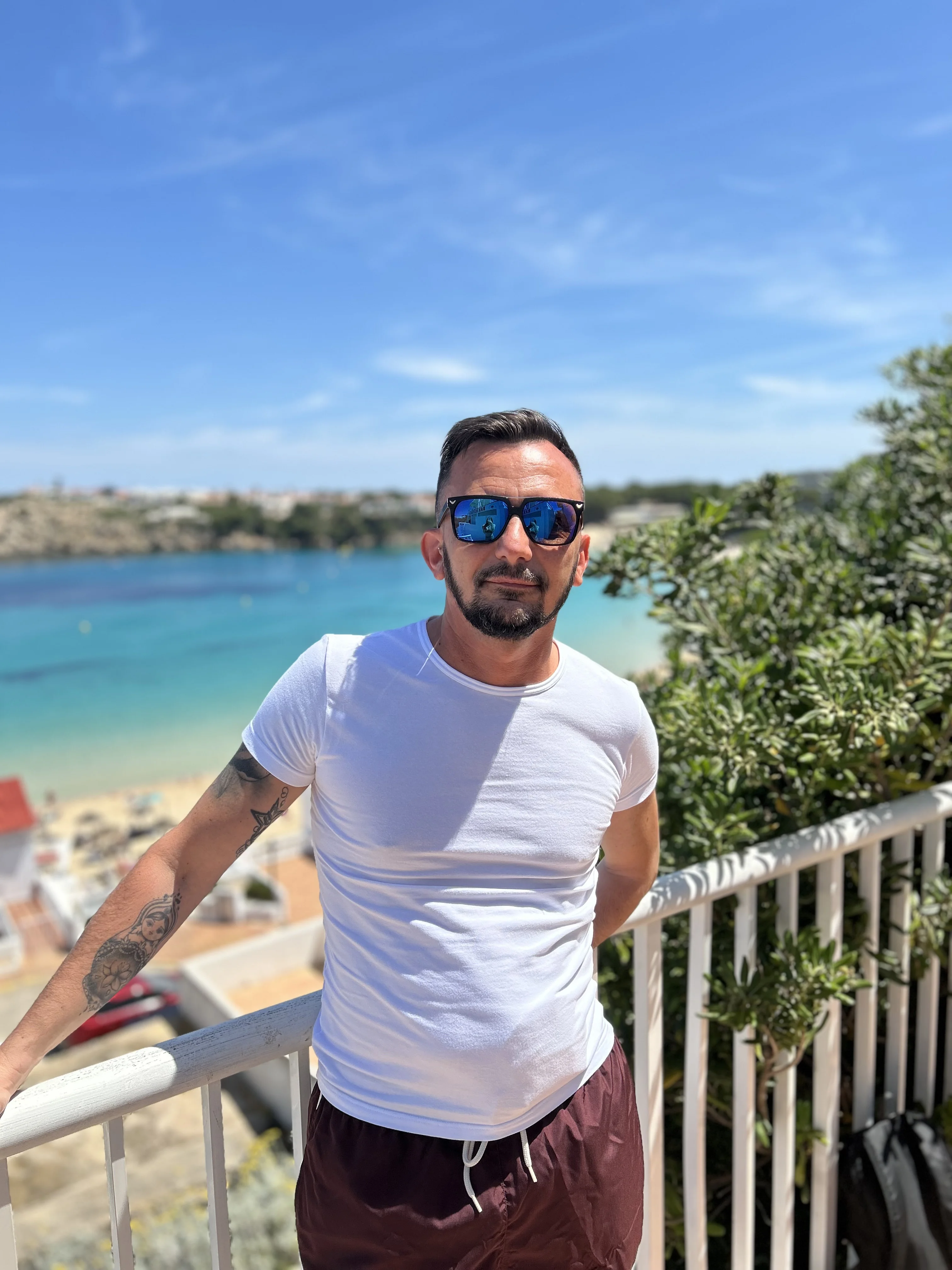 un uomo che indossa occhiali da sole