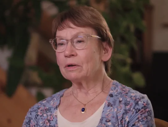 Eine Frau mit Brille