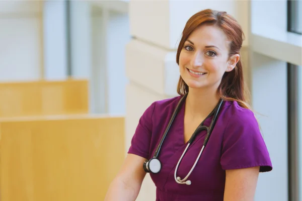 Een vrouw die een stethoscoop draagt