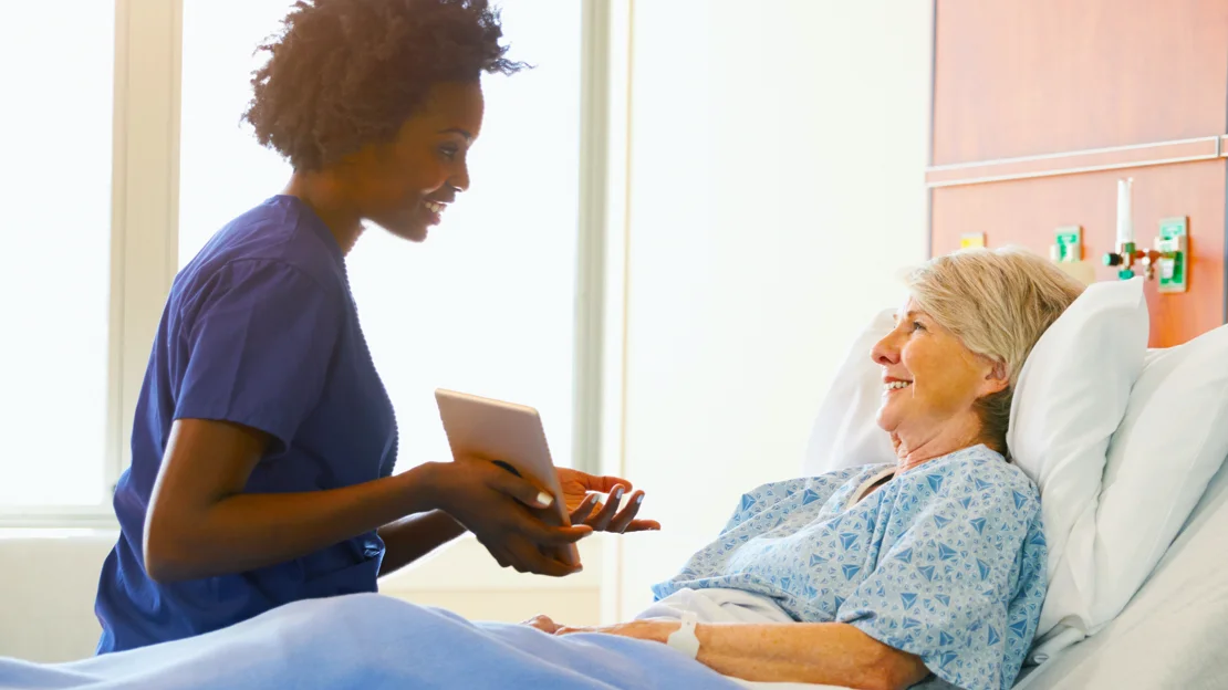 uma mulher e um homem olhando para um tablet