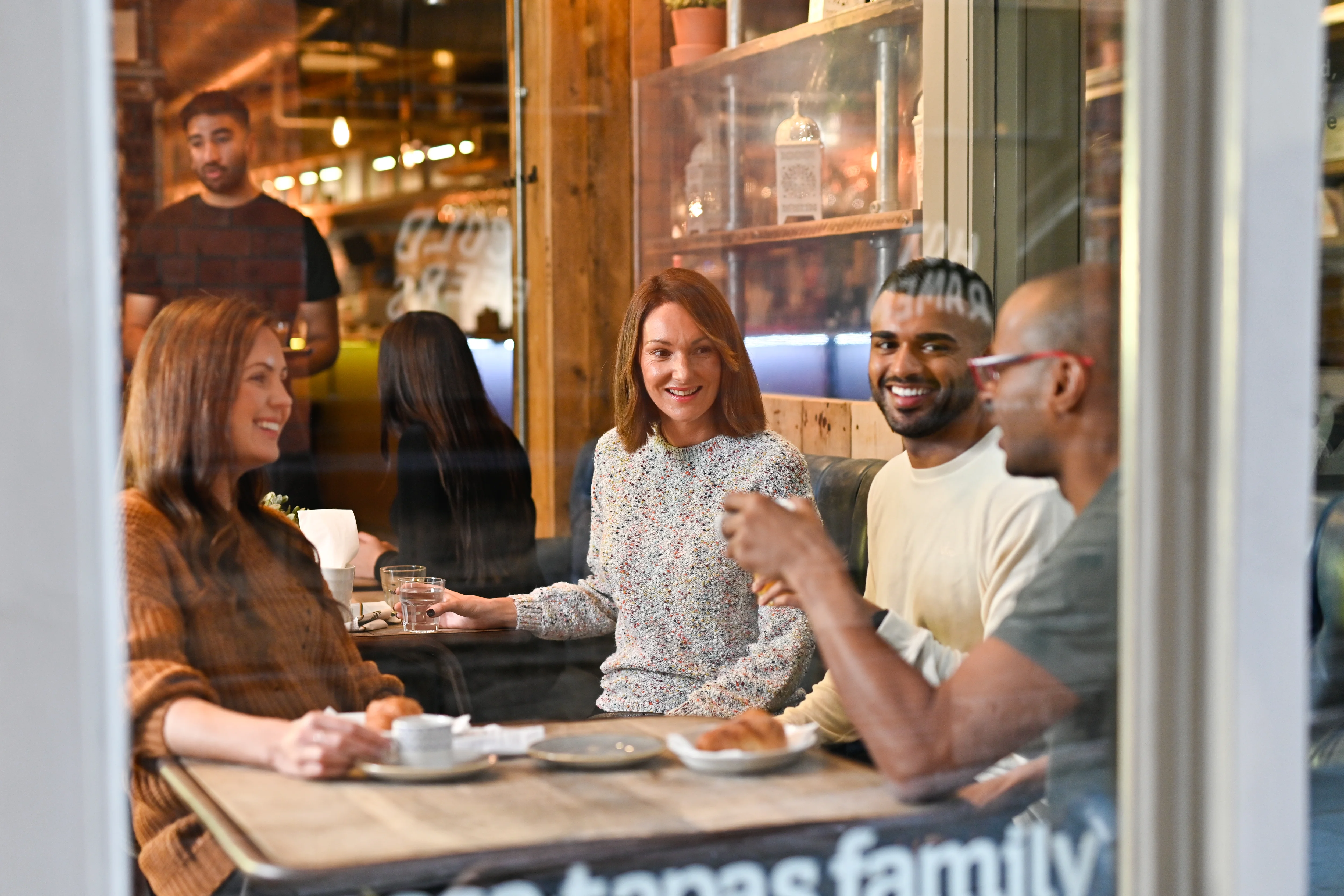 un groupe de personnes assises à une table