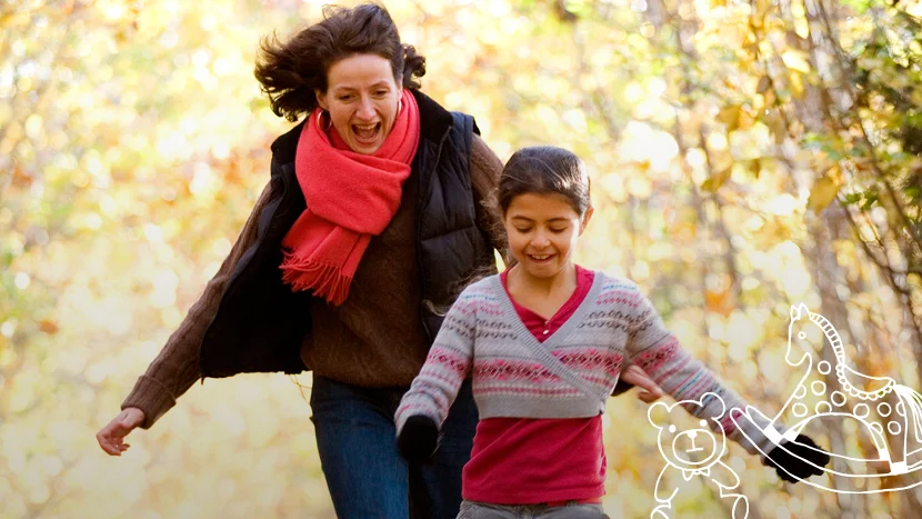 una mujer cargando a un hombre