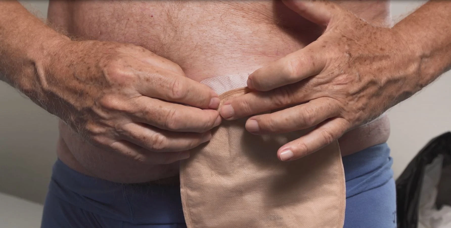 Eine Nahaufnahme eines Mannes, der seine Hände zusammenhält