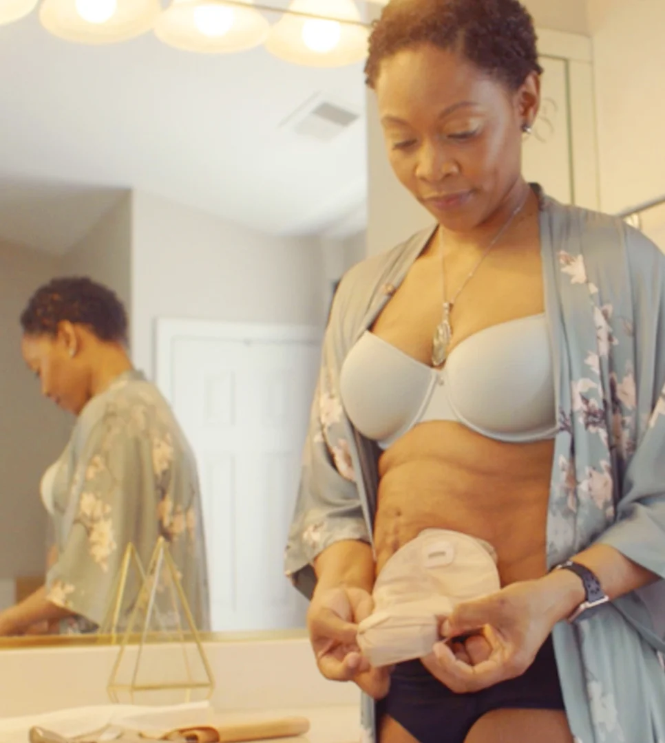 eine Person, die ein Baby hält