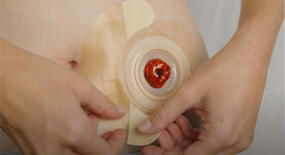 osoba držící šálek