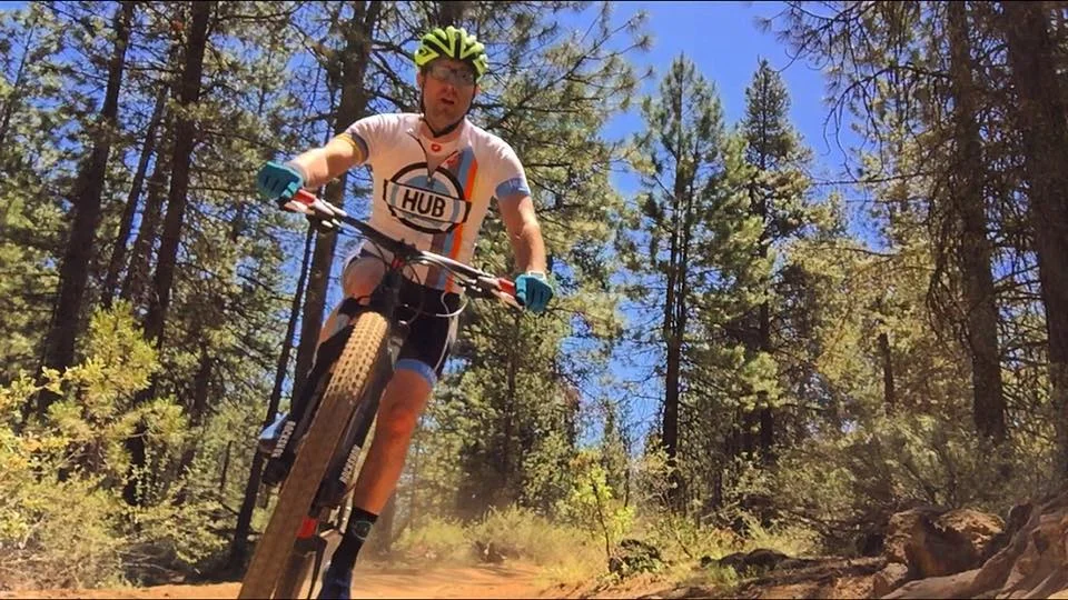 Muž žijúci so stómiou jazdiaci na bicykli vonku