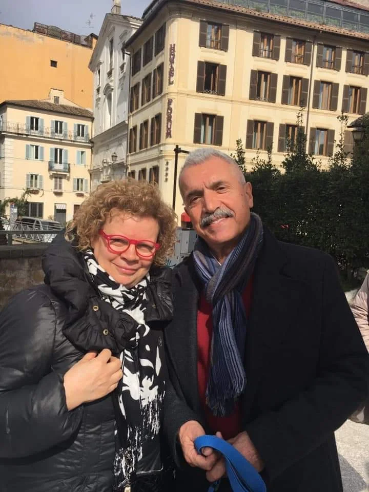 un uomo e una donna in posa per una foto