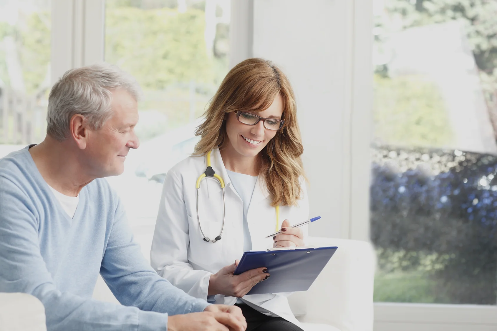 um homem e uma mulher olhando para um livro
