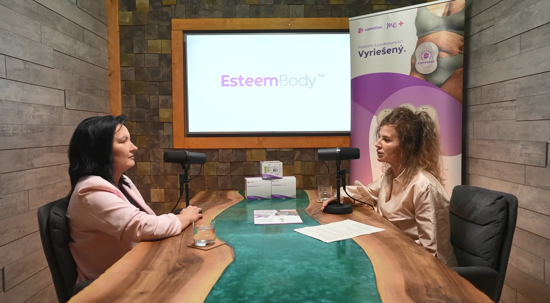 niekoľko žien sediacich pri stole