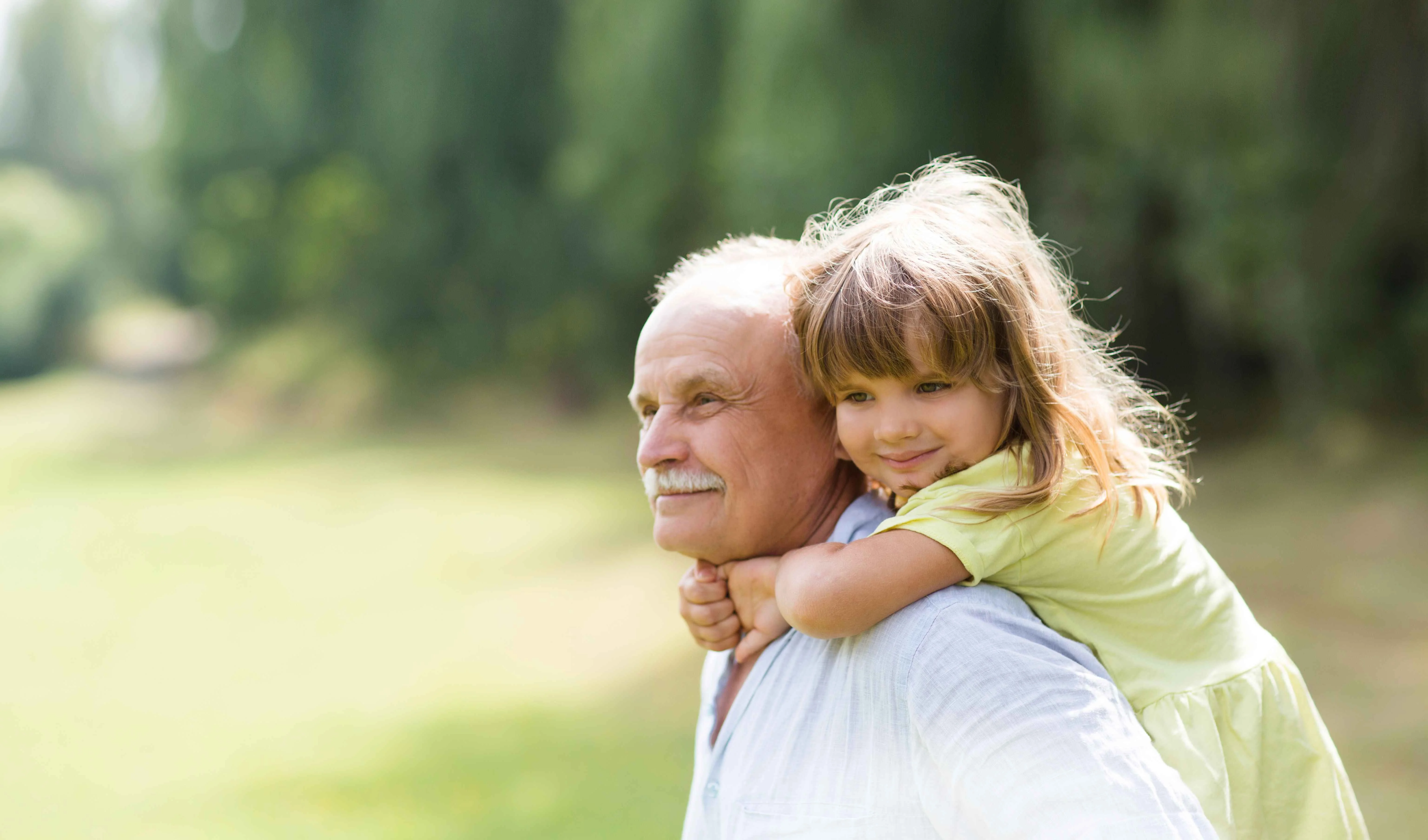 uma pessoa segurando um bebê