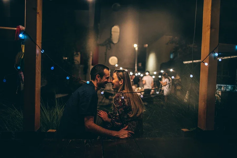 Una pareja expresando su amor y afecto el uno por el otro.