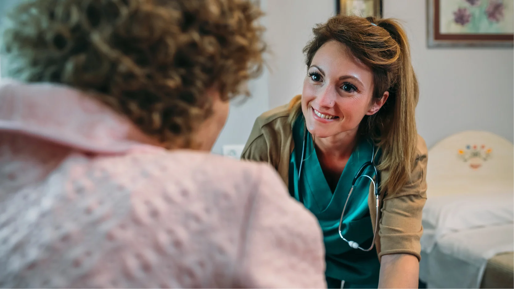 en kvinne som smiler til kameraet