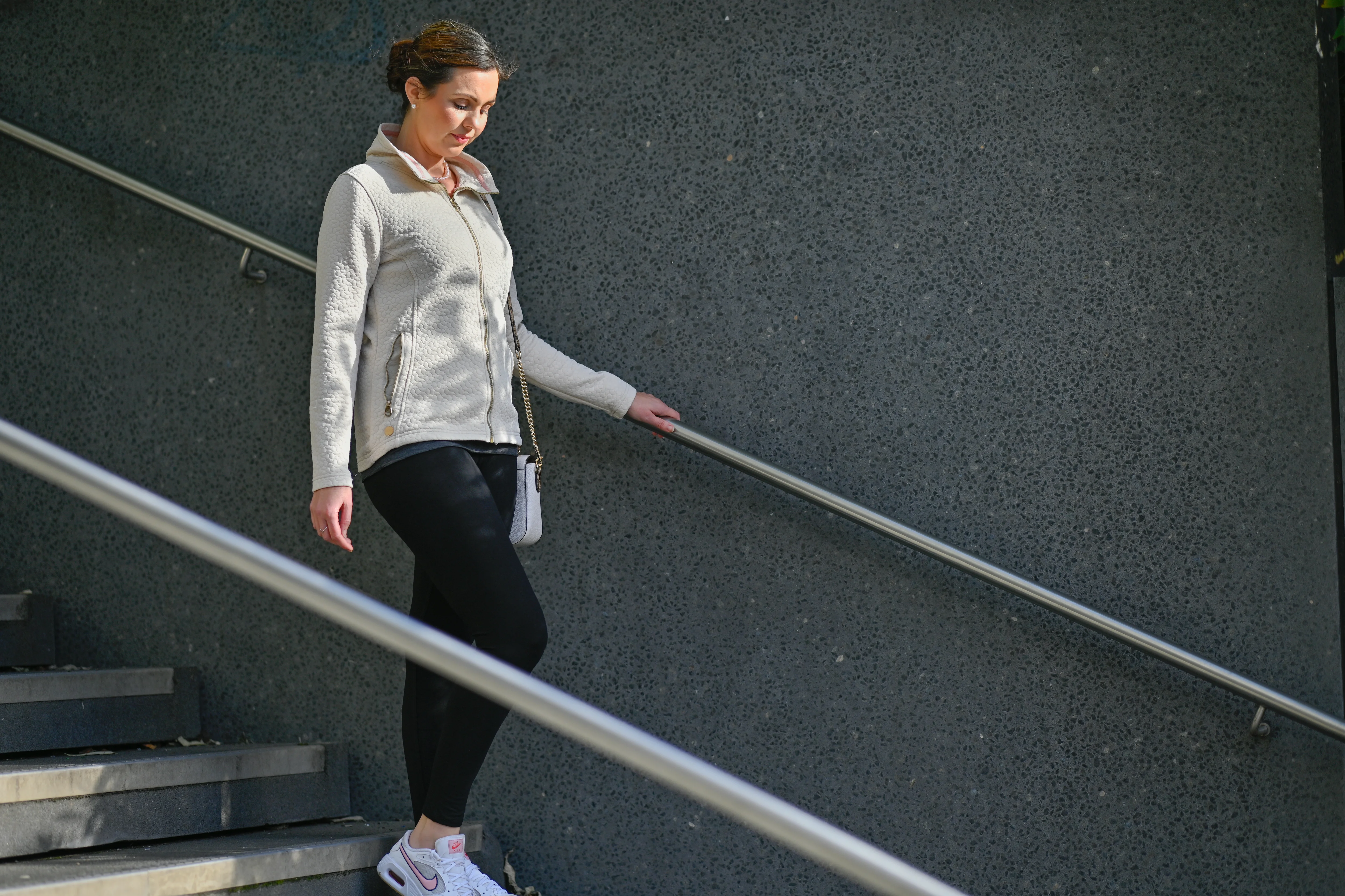 una persona subiendo un tramo de escaleras