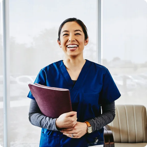 eine Person, die einen Laptop hält