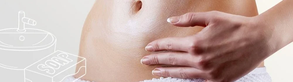 un primo piano della mano di un bambino che tiene la mano di un bambino