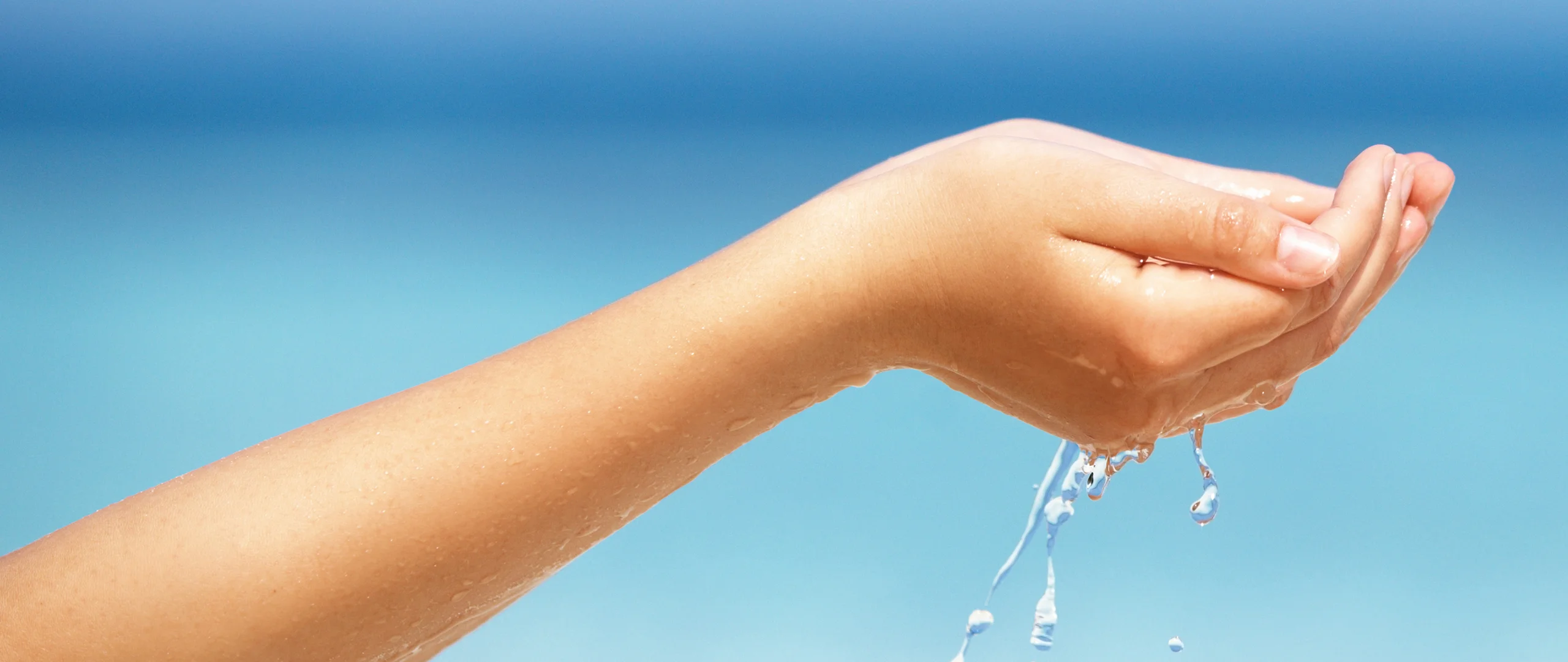 ruka držiaca šnúru vody