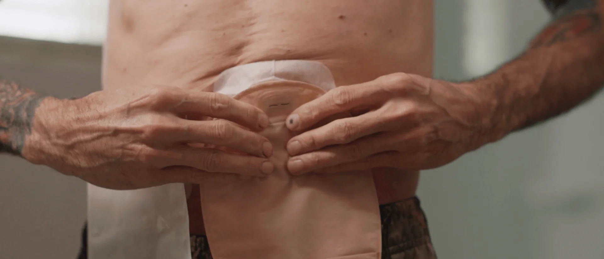 um close-up de mãos segurando um copo