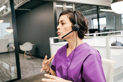 une femme portant des écouteurs