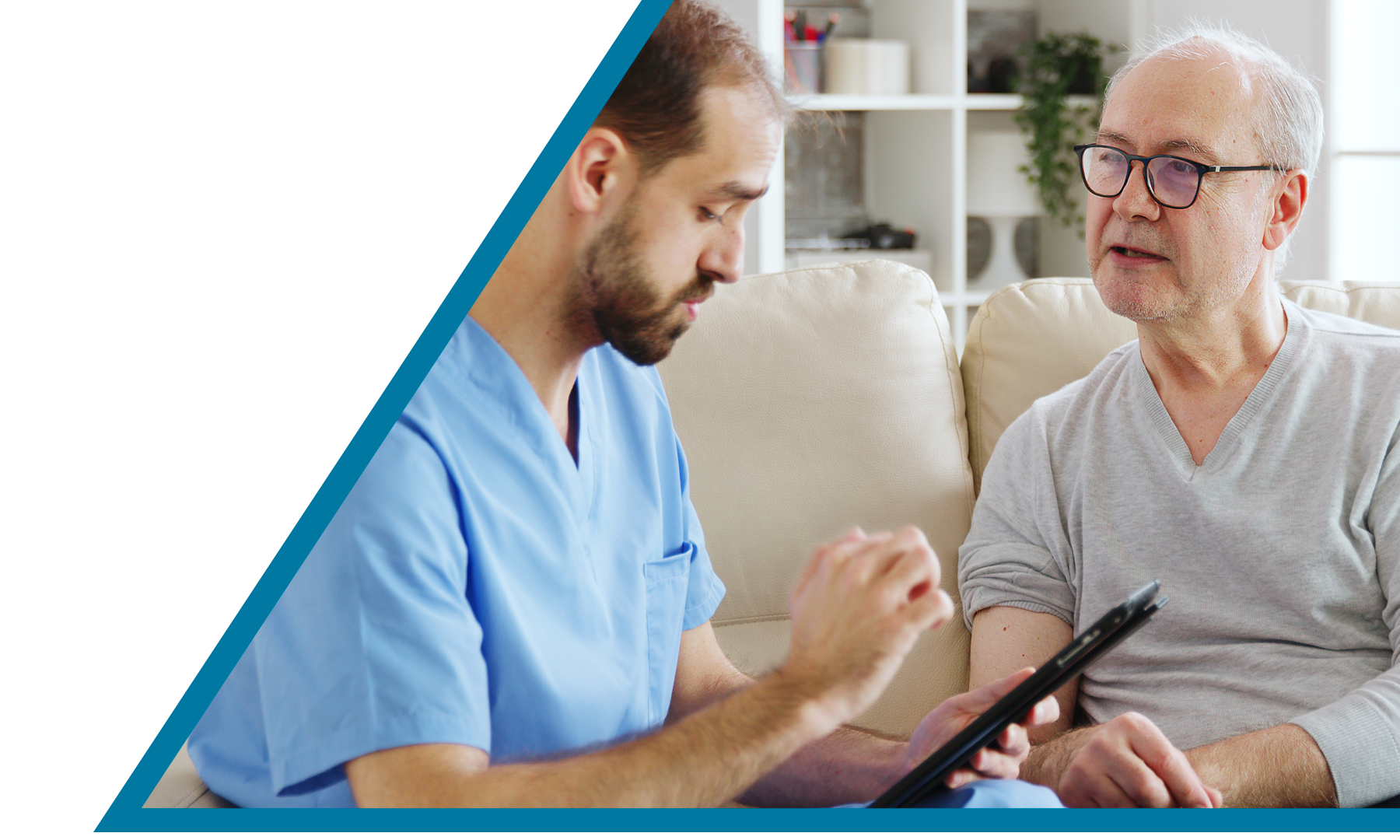 um homem mostrando algo em um tablet